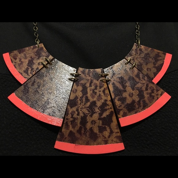 Wooden animal print statement necklace - Picture 2 of 3